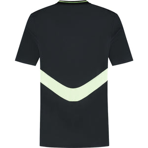 Achterzijde van het zwarte Dunlop Game Tee 1 met lichtgroene V-streep
