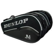 Zijaanzicht van de zwarte Dunlop Elite padeltas met zilvergrijs logo en JM-signatuur