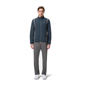 Model in volledige HEAD-outfit met het Club 25 Jacket in Navy - vooraanzicht ten voeten uit