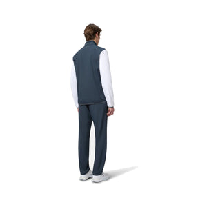 Model draagt het Head Club 25 Jacket in Navy/White - achteraanzicht ten voeten uit