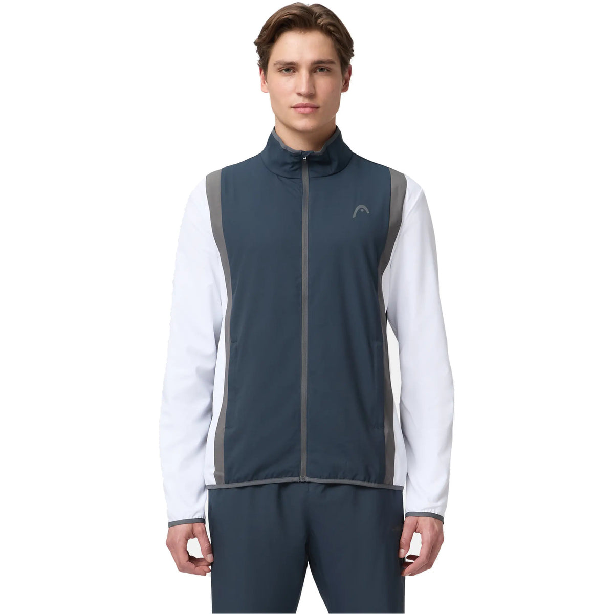 Model draagt het Head Club 25 Jacket in Navy/White - vooraanzicht met witte mouwen en grijze contrastbies