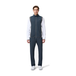Model in volledige HEAD-outfit met het Club 25 Jacket in Navy/White - vooraanzicht ten voeten uit