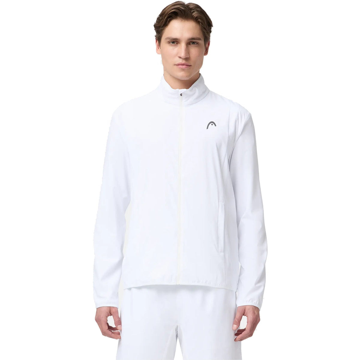 Model draagt het Head Club 25 Jacket in White - vooraanzicht met volledige rits