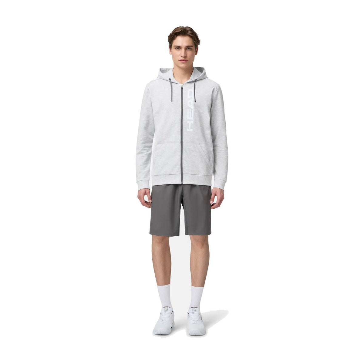 Model in kompletter Head-Ausrüstung mit dem Club Original Hoodie FZ in Grau – in voller Größe