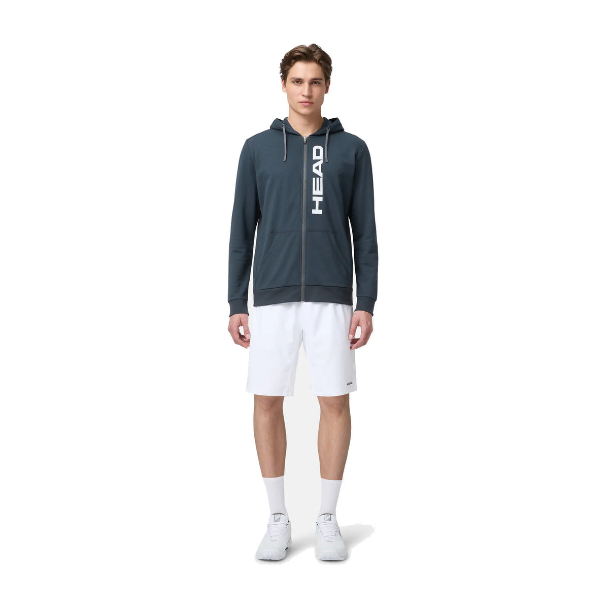 Model in volledige HEAD-outfit met de Club Original Hoodie FZ in Navy - ten voeten uit