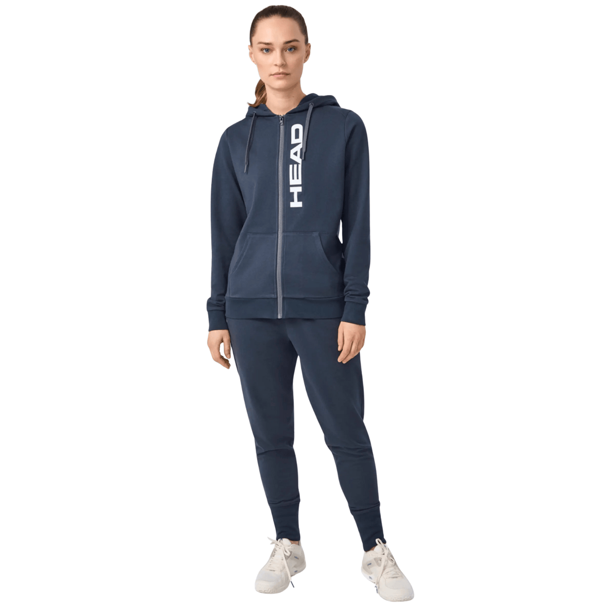 Model in de donkerblauwe Head Club Original Hoodie FZ W met bijpassende joggingbroek