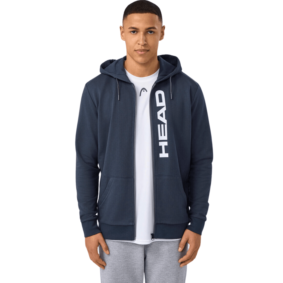 Model draagt de donkerblauwe Head Club Original Hoodie FZ met verticale HEAD-opdruk