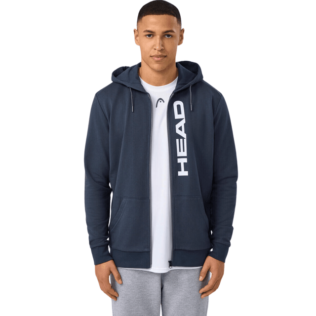 Model draagt de donkerblauwe Head Club Original Hoodie FZ met verticale HEAD-opdruk