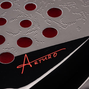 Close-up van het slagvlak van het Head Coello Pro 2025 met Arturo-handtekening en bordeauxrode gaten