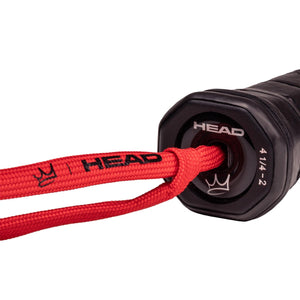 Close-up van de rode HEAD-polsband aan de zwarte grip van het Head Coello Team 2025