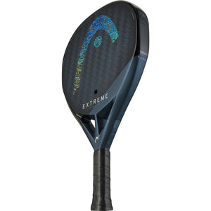 Head Extreme One X 2025 licht gekanteld met zicht op de blauwe framerand en Extreme-opdruk