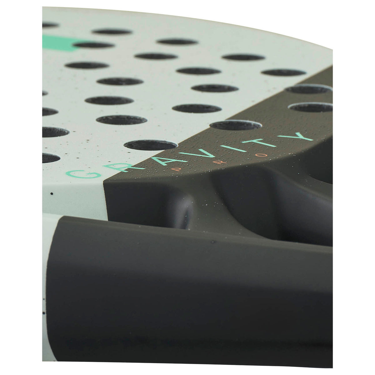 Close-up van het slagvlak van de Head Gravity Pro 2024 met Gravity-opdruk