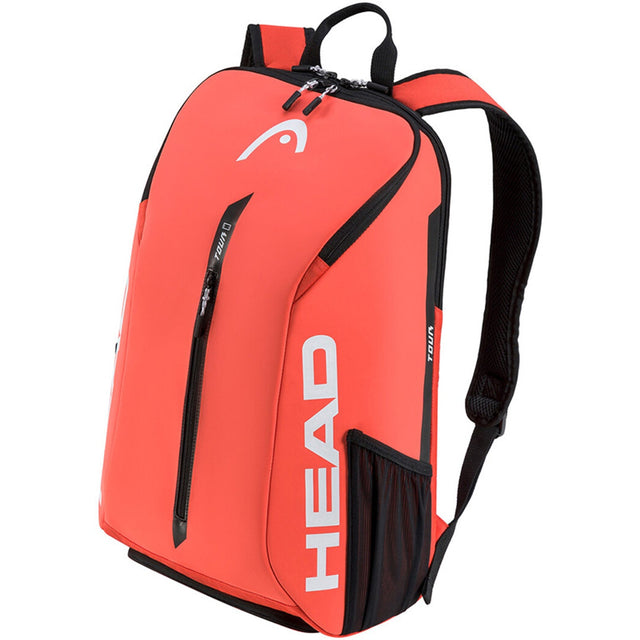 Vooraanzicht van de koraalrode Head Tour 25L rugzak met wit logo en zwarte accenten