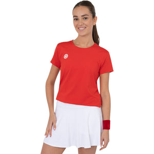 Model draagt het rode Breeze T-shirt met witte tennisrok