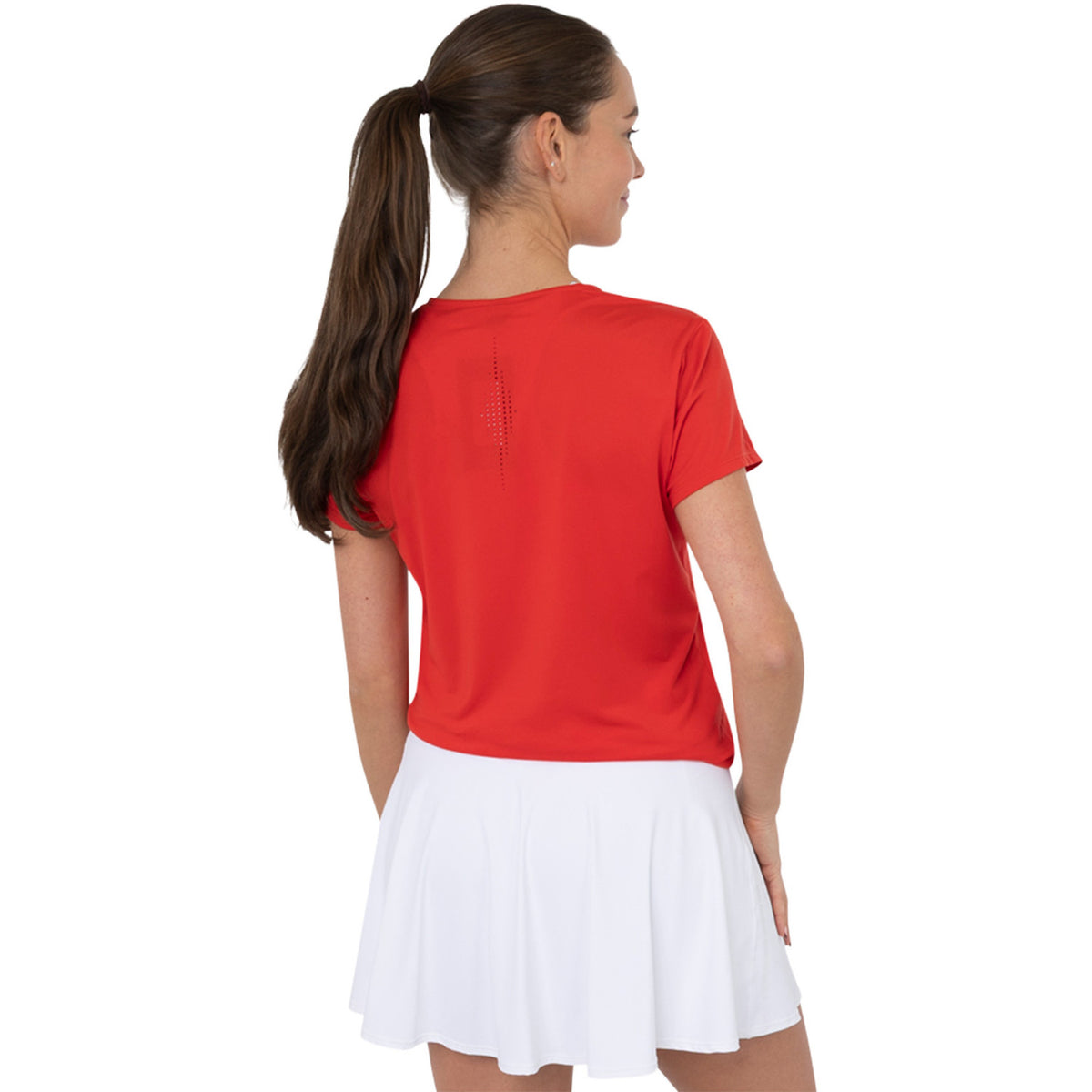 Achterzijde van het rode Breeze T-shirt op model met witte rok