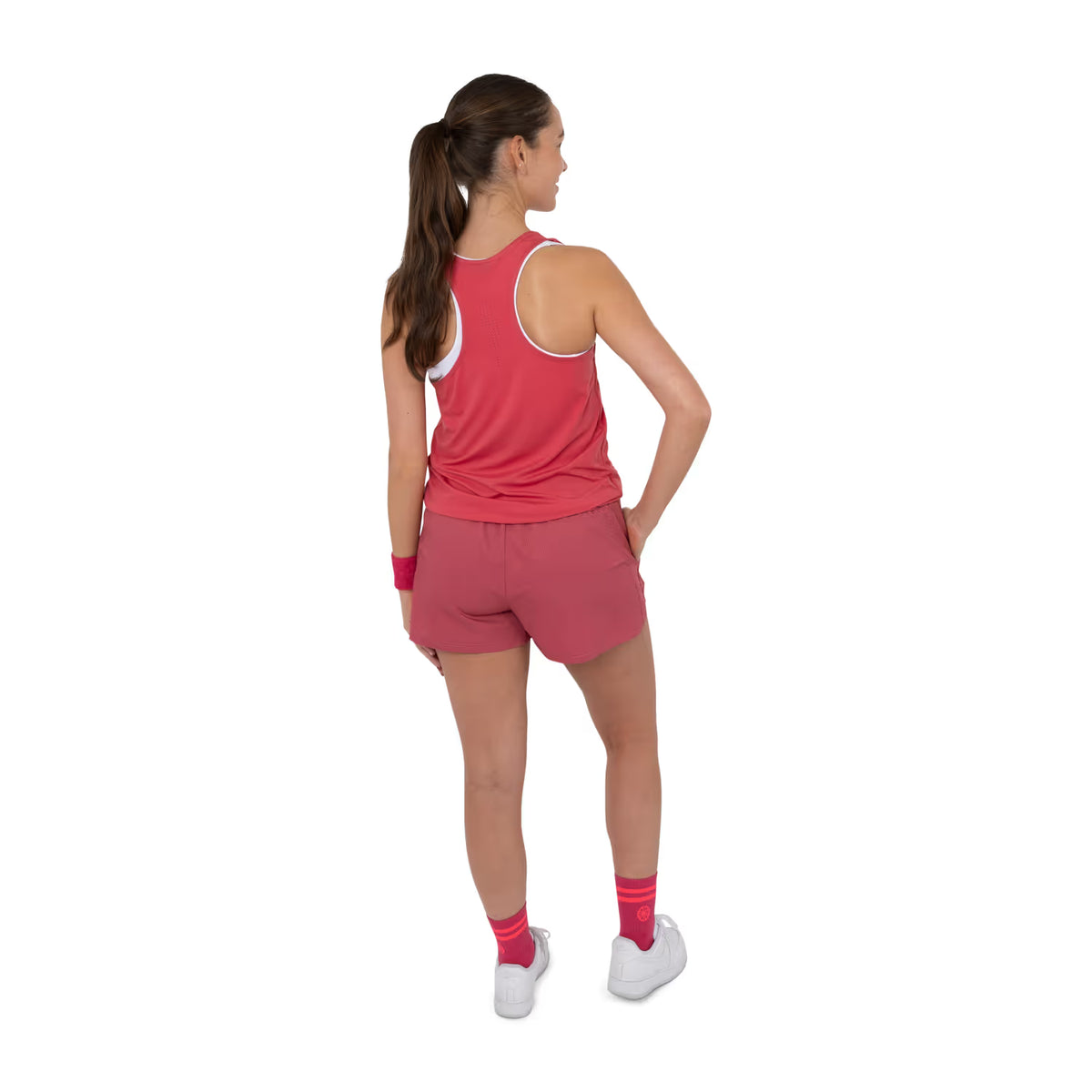 Achteraanzicht van model in de zalmroze Breeze tanktop en short