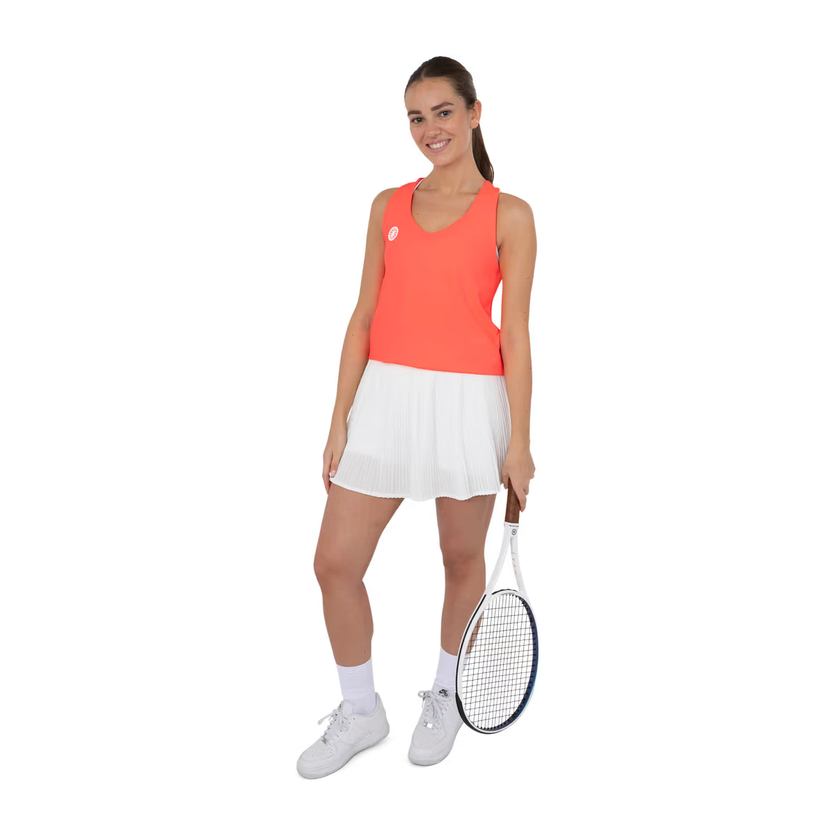 Model met racket draagt de koraalrode Breeze tanktop met witte rok