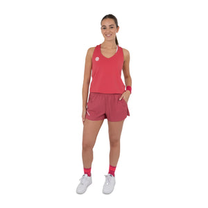 Model draagt de zalmroze Breeze tanktop met bijpassende short