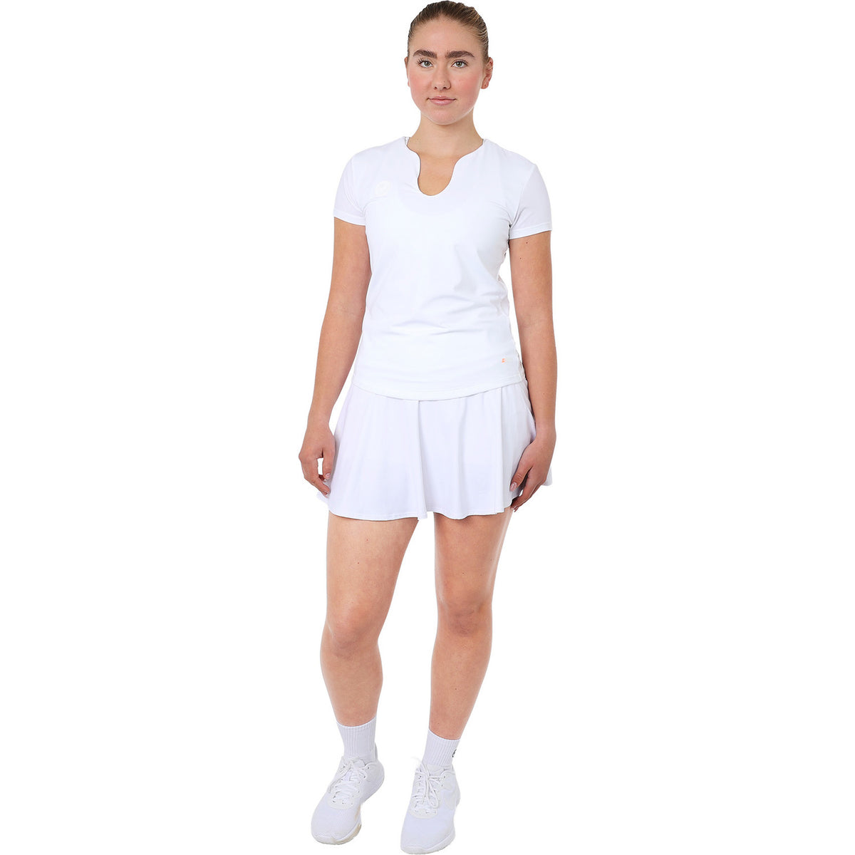 Model ten voeten uit in het witte Breeze T-shirt en witte tennisrok