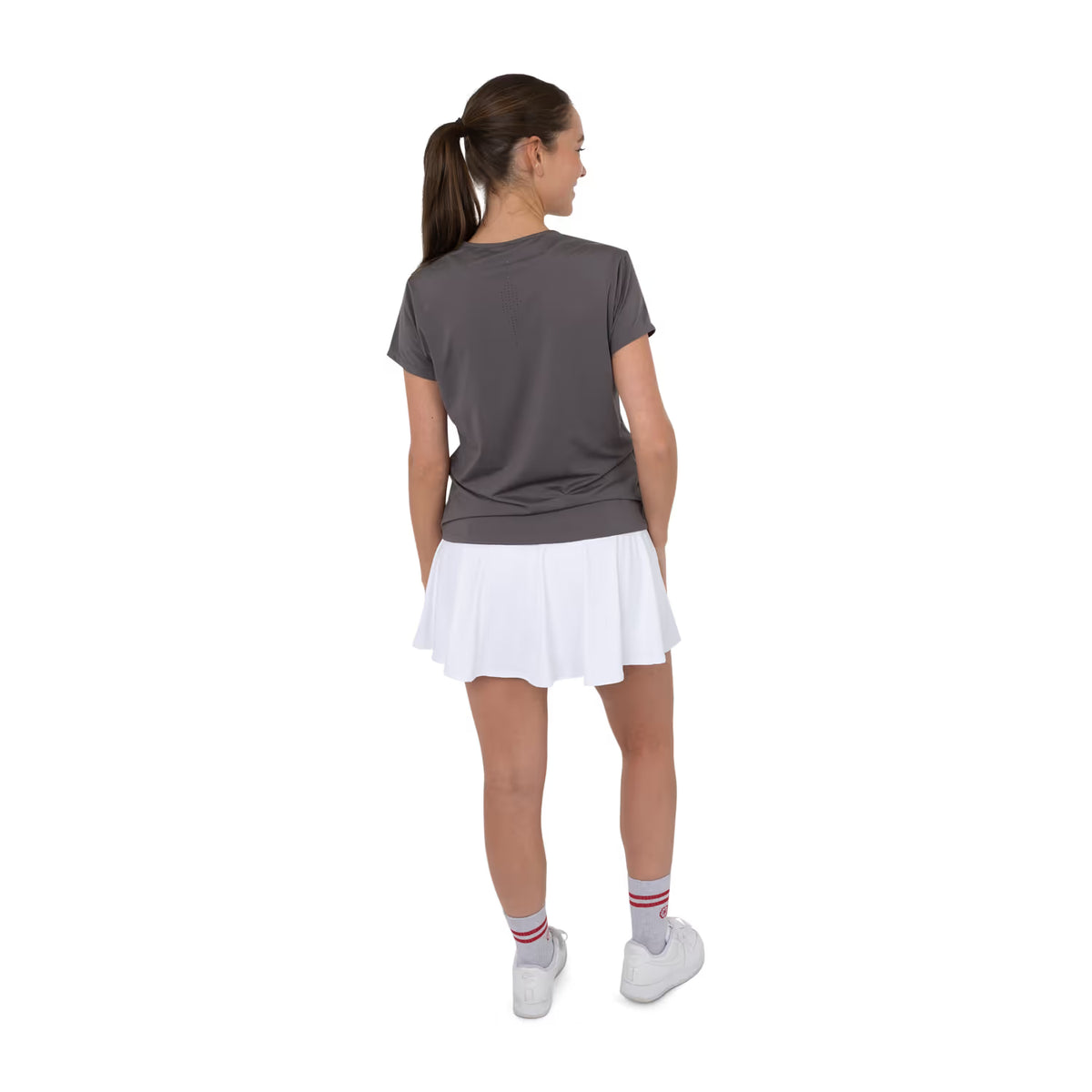 Achterzijde van het taupegrijze Breeze T-shirt op model met witte rok