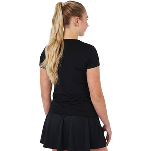 Achterzijde van het zwarte Breeze T-shirt op model met tennisrok