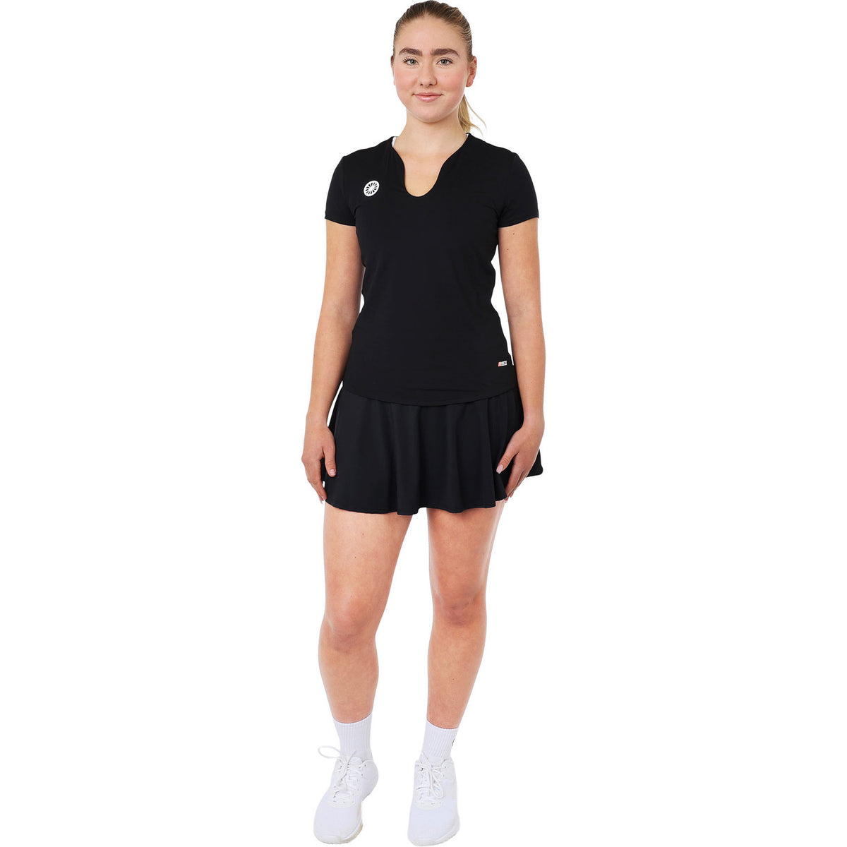 Model ten voeten uit in het zwarte Breeze T-shirt en zwarte rok