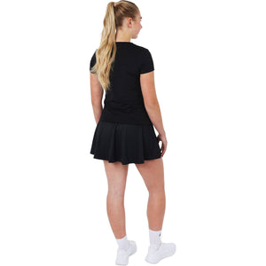 Achteraanzicht van model in het zwarte Breeze T-shirt en zwarte rok