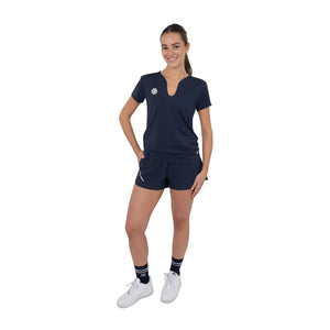 Model draagt het donkerblauwe Breeze T-shirt met bijpassende short