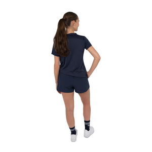 Achterzijde van het donkerblauwe Breeze T-shirt op model met short