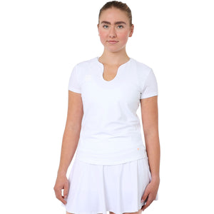 Model draagt het witte Breeze T-shirt met witte tennisrok