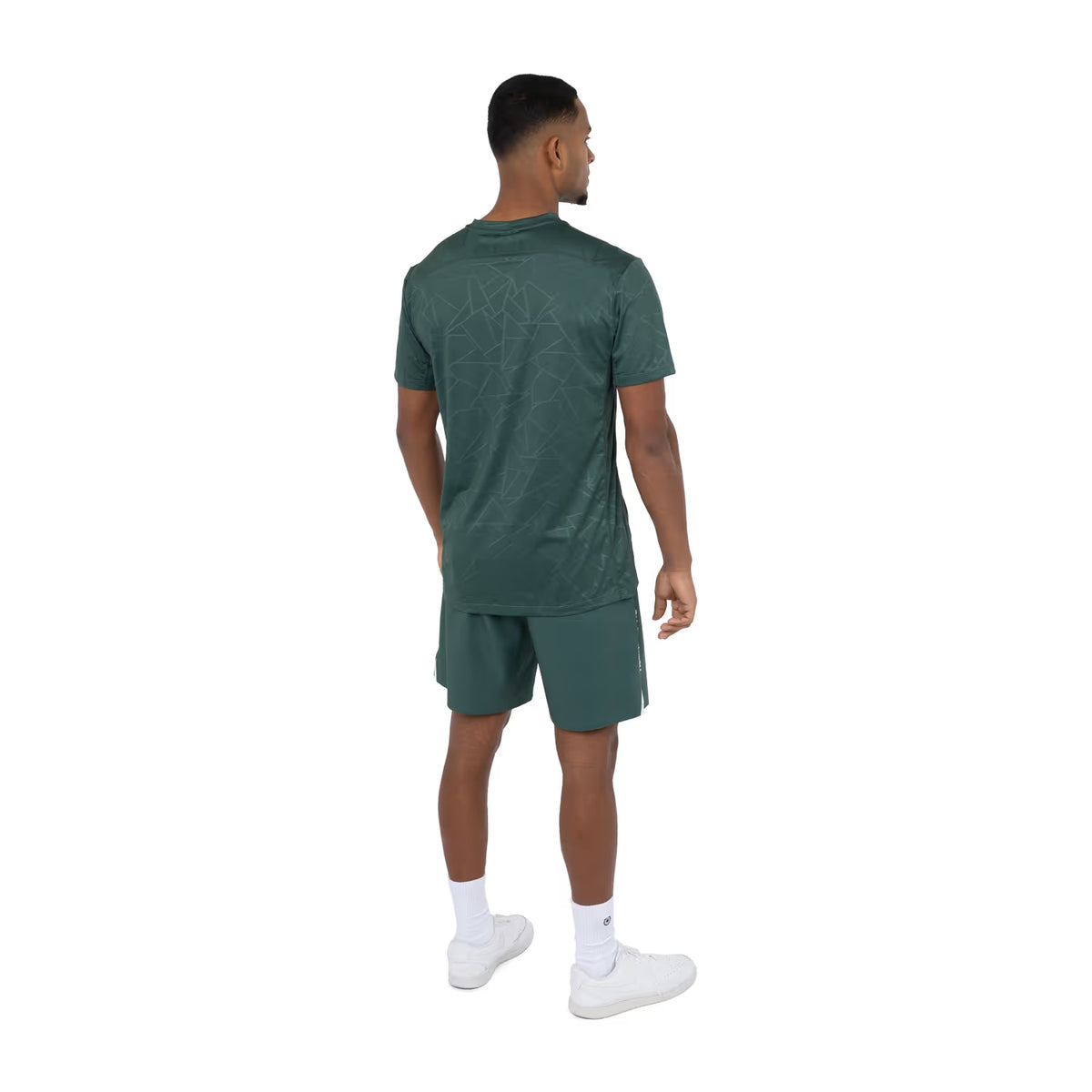 Achterzijde van het donkergroene Dynamic T-shirt op model met short