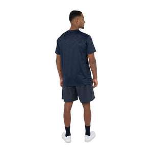 Achterzijde van het donkerblauwe Dynamic T-shirt op model met short
