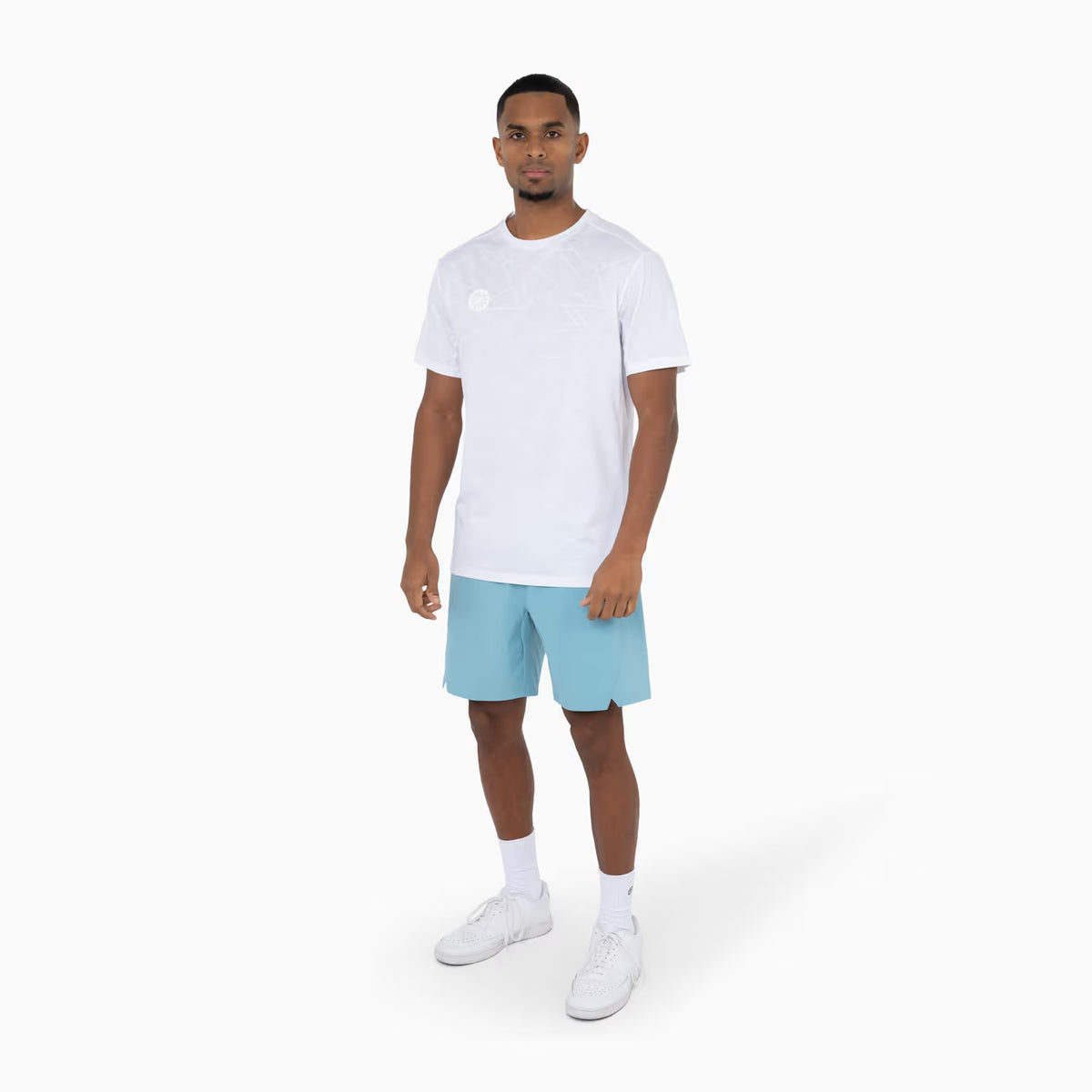 Model draagt het witte Indian Maharadja Dynamic T-shirt met lichtblauwe short