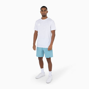 Model draagt het witte Indian Maharadja Dynamic T-shirt met lichtblauwe short