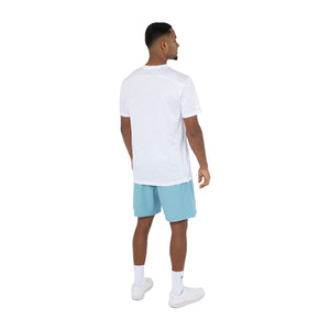 Achterzijde van het witte Dynamic T-shirt op model met lichtblauwe short