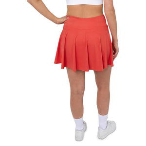 Achterzijde van de rode Indian Maharadja Flowing tennisrok op model