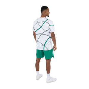 Achteraanzicht van model in het Smash T-shirt met groene short