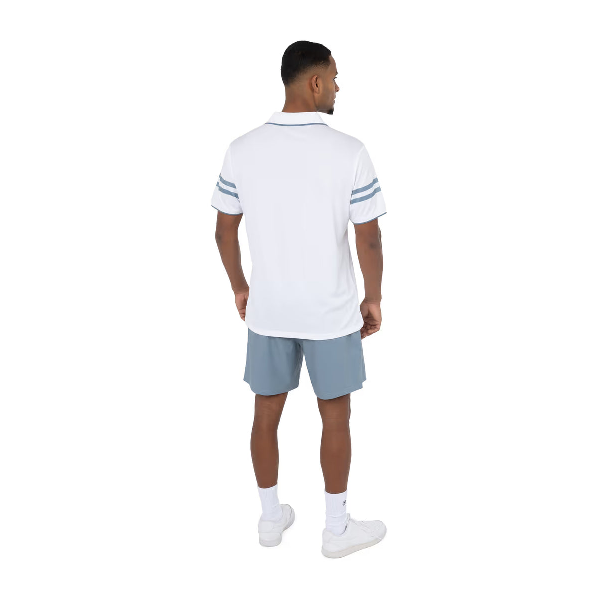 Achteraanzicht van model in de gestreepte witte polo en blauwe short