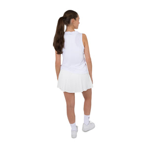 Achteraanzicht van model in de witte mouwloze top en tennisrok