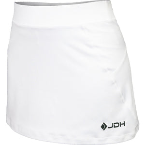 Schuin vooraanzicht van de witte Carbon Pro meisjesrok met JDH logo op de zoom