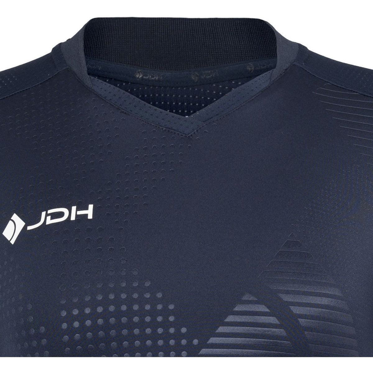 Detail van de V-hals met wit JDH logo op het donkerblauwe Carbon Pro meisjesshirt