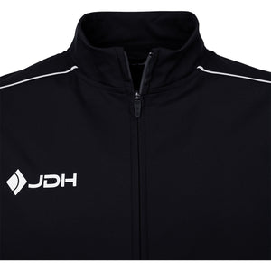 Detail van de opstaande kraag met wit JDH logo op het zwarte Carbon Pro jack