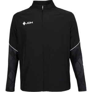 Vooraanzicht van het zwarte JDH Carbon Pro Light jack met rits en wit logo op de borst