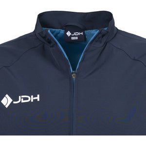 Detail van de kraag met wit JDH logo op het donkerblauwe Carbon Pro Light jack