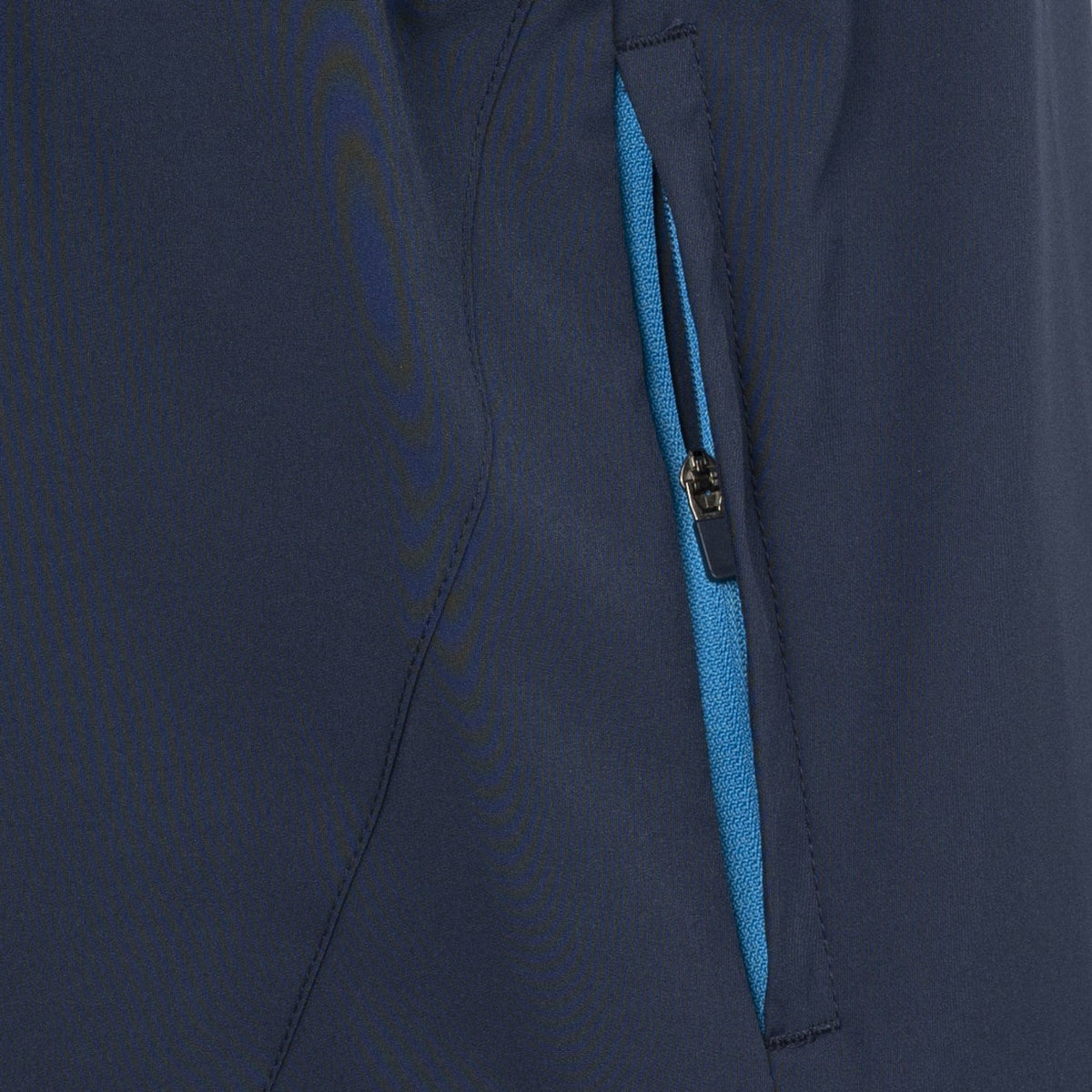 Detail van de blauwe ritszak op het donkerblauwe JDH Carbon Pro Light jack