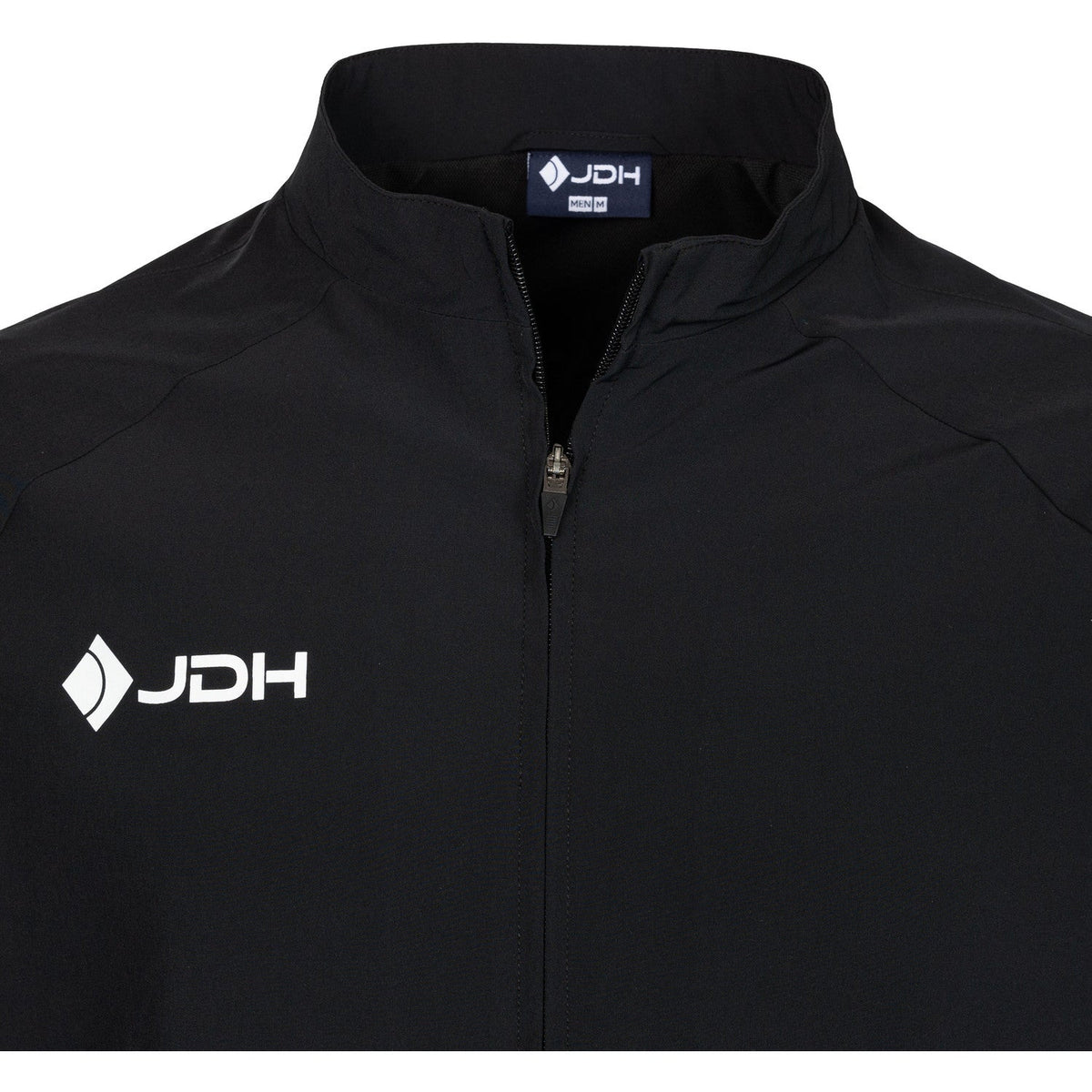 Detail van de kraag en het witte JDH logo op het zwarte Carbon Pro Light jack