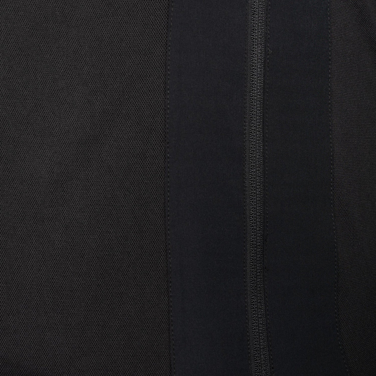 Close-up van de zwarte stof met stiksel langs de ritsbaan van het Carbon Pro Light jack