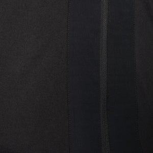 Close-up van de zwarte stof met stiksel langs de ritsbaan van het Carbon Pro Light jack