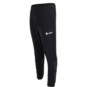 Schuin vooraanzicht van de zwarte Carbon Pro Light broek met wit JDH logo op de dij