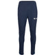Vooraanzicht van de donkerblauwe JDH Carbon Pro broek met wit logo op de rechterdij